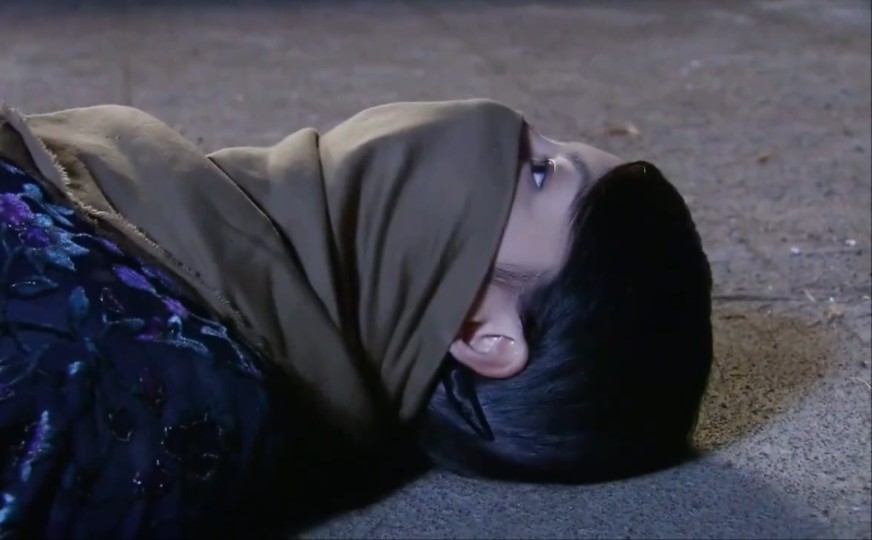 两段精彩的美女腹部中弹的片段 都怪可恶的小八嘎 你更喜欢哪一个?