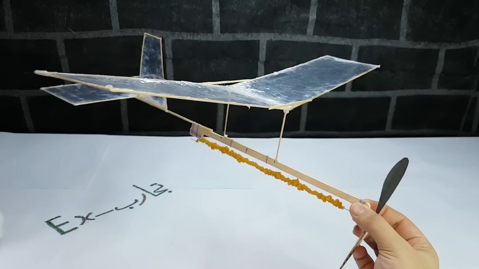 观摩制作橡皮筋飞机