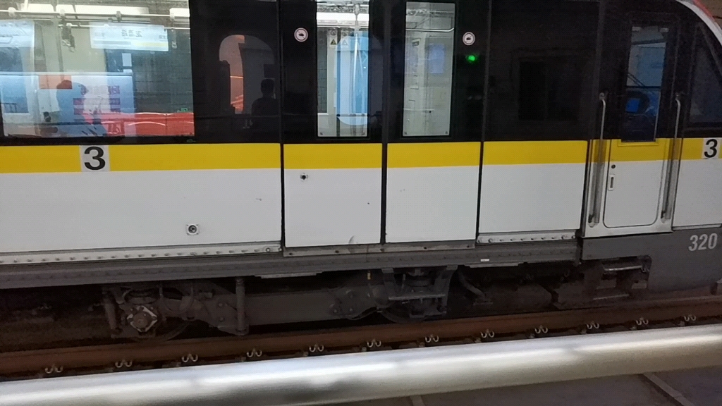 【上海地铁】3号线列车出龙漕路站