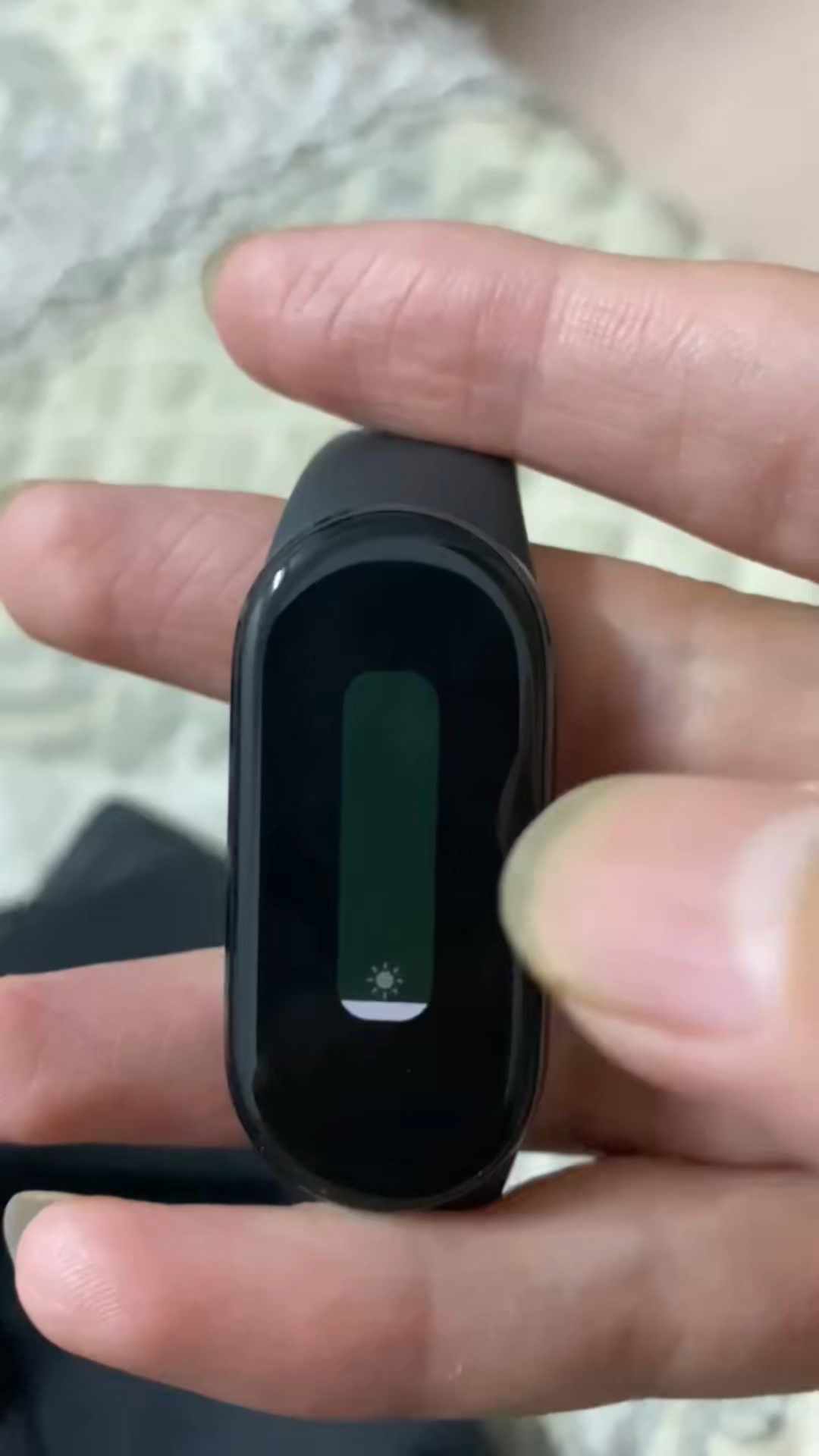 手机屏幕发绿怎么回事(手机屏幕发绿怎么回事色差调节)