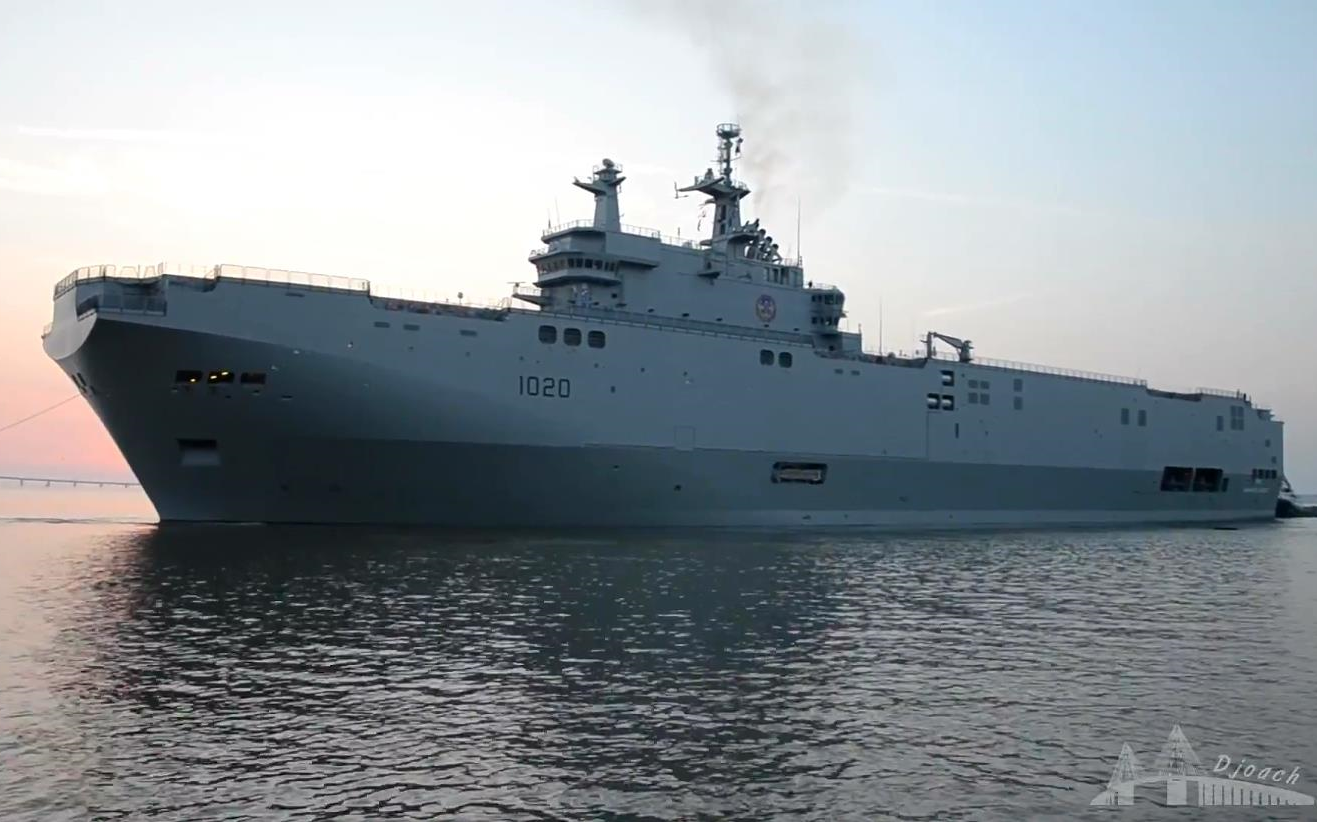 埃及海军西北风级两栖攻击舰安瓦尔萨达特号l1020离开圣纳泽尔港20169