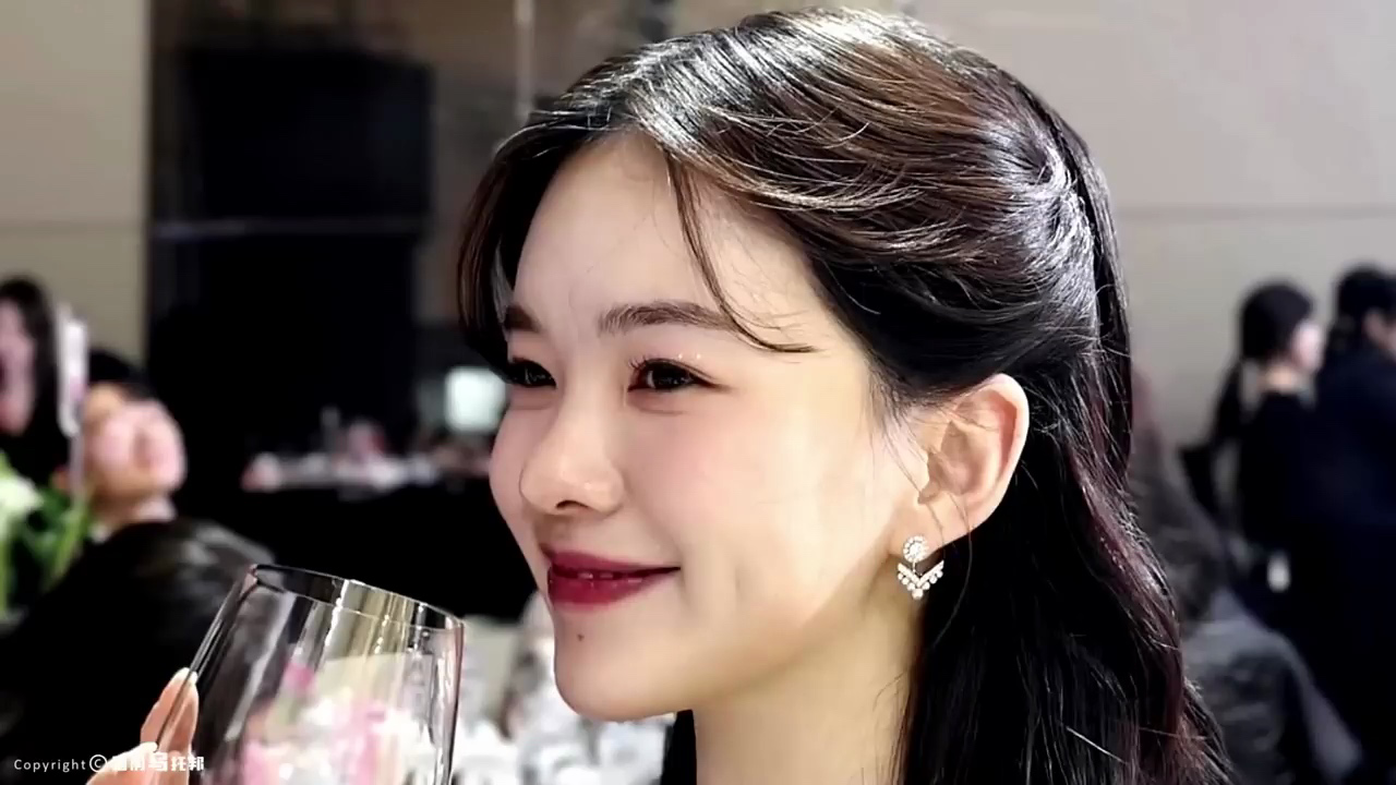 2023/10/31【脑洞乌托邦】韩国网红黄荷娜被员工扒出惊人黑历史,双手