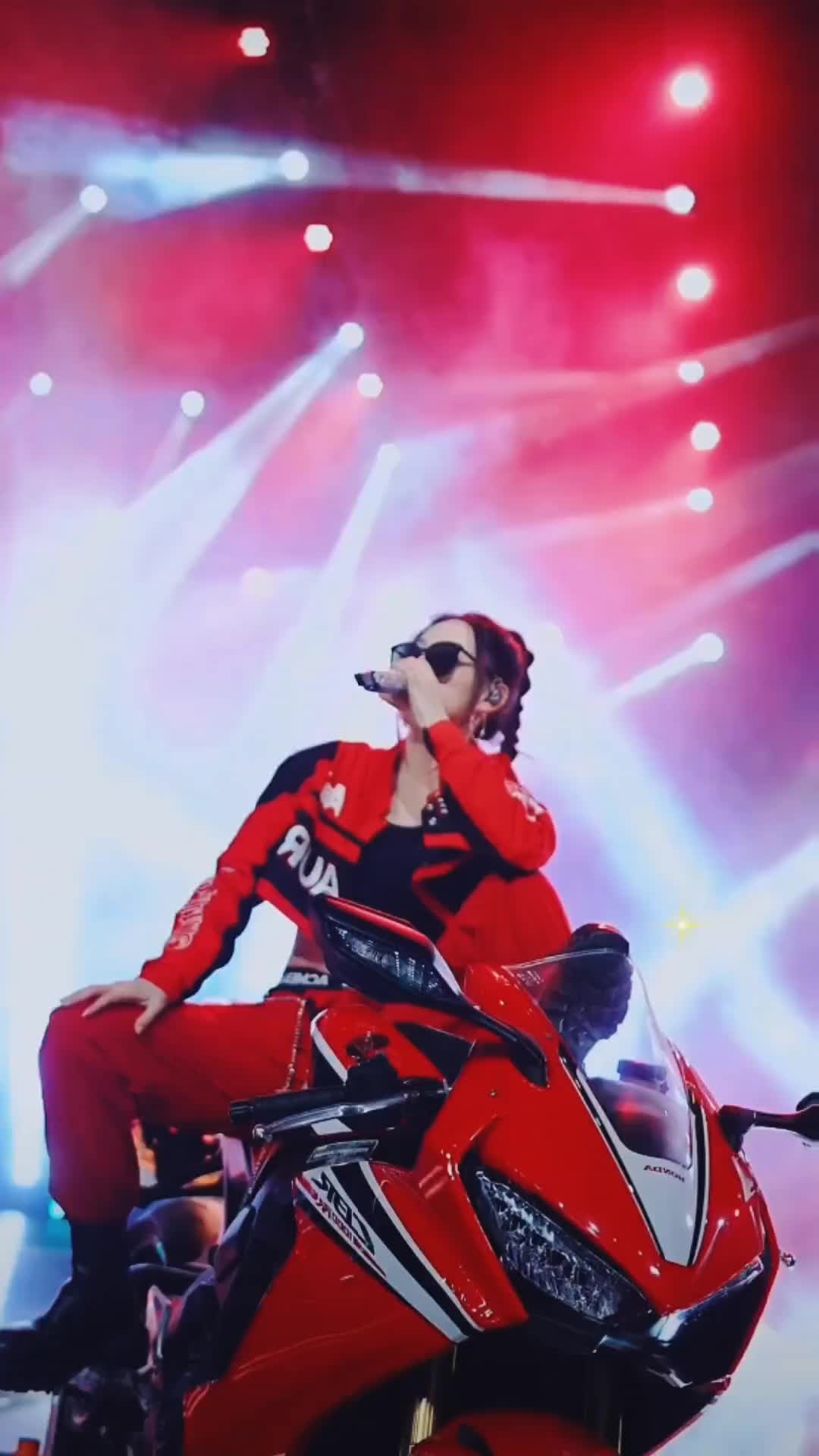 这造型又酷又帅太哇塞了抖音音乐人正能量才艺主播唐艺今晚7点4