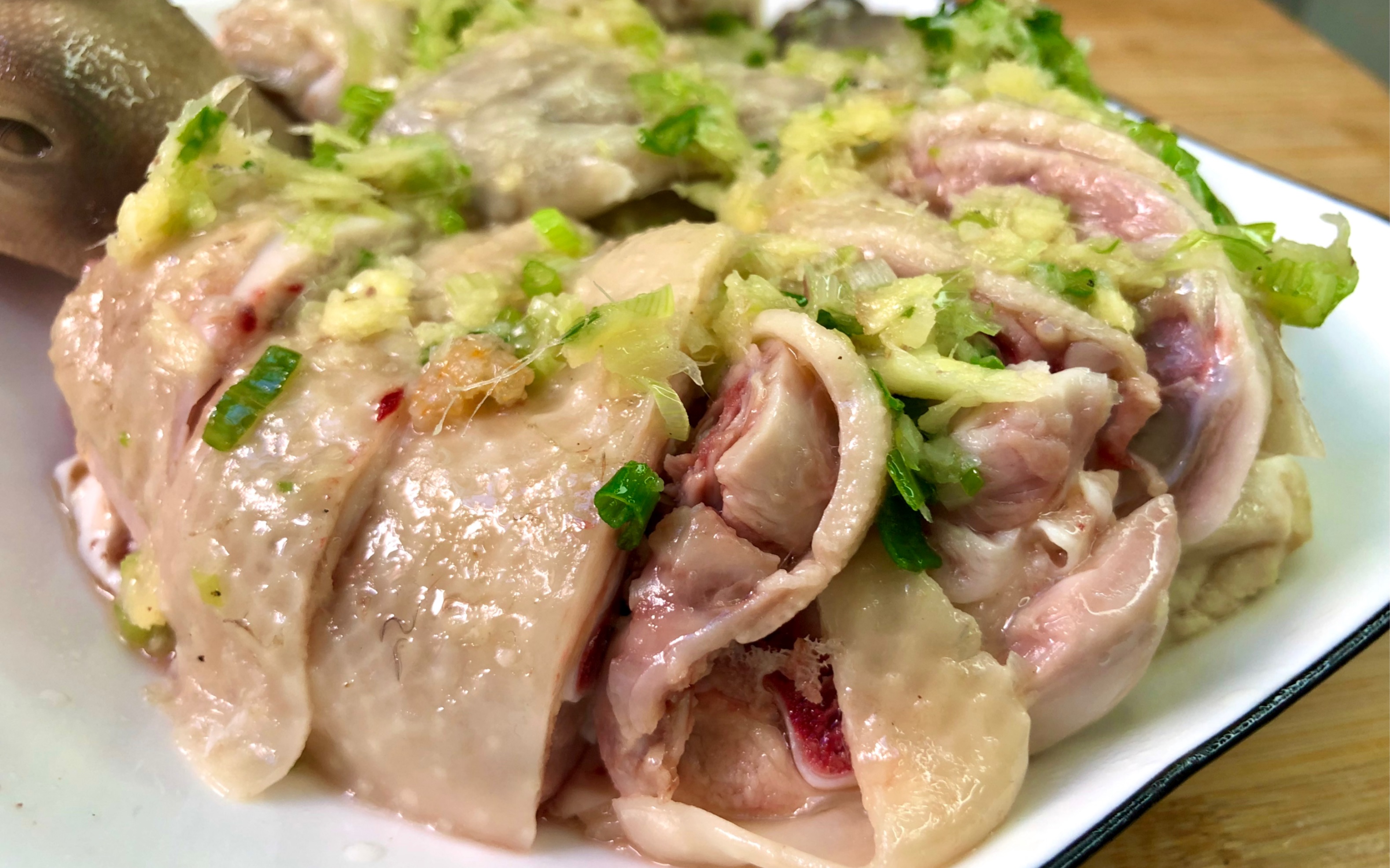 跟白切鸡一起齐名:广式清蒸鸡,骨头带血,鸡肉嫩滑鲜香_哔哩哔哩