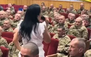 Скачать видео: 乌克兰动员兵上前线的欢送会，看看多少是白了头的