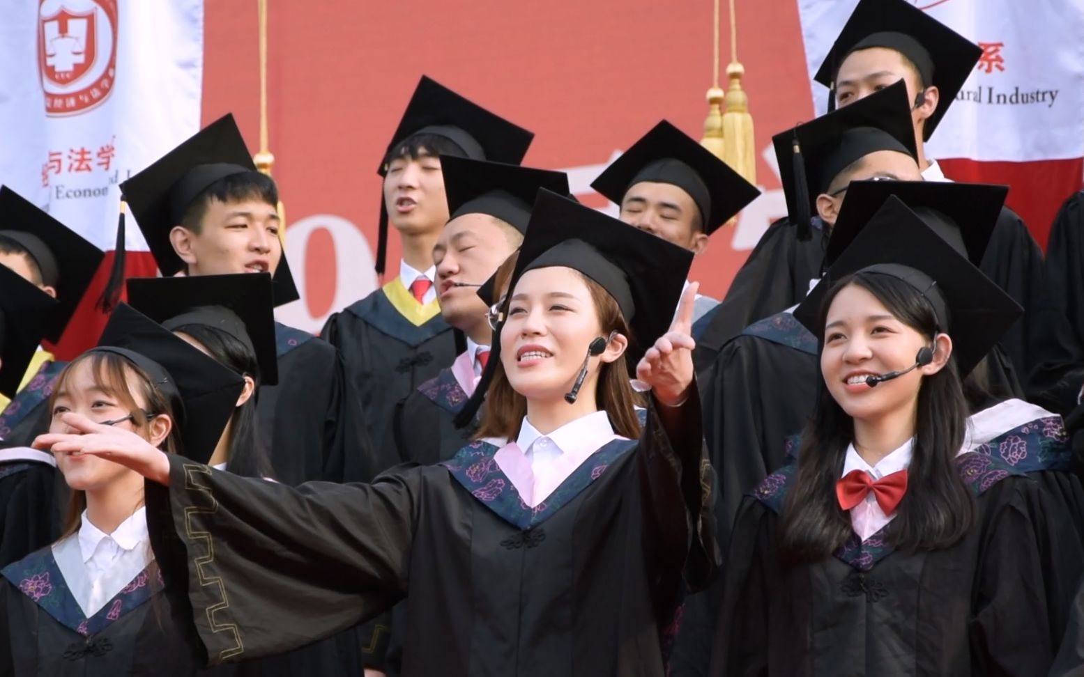 福师大协和大学生毕业典礼上突然唱起我的梦和协大校歌全场被感动