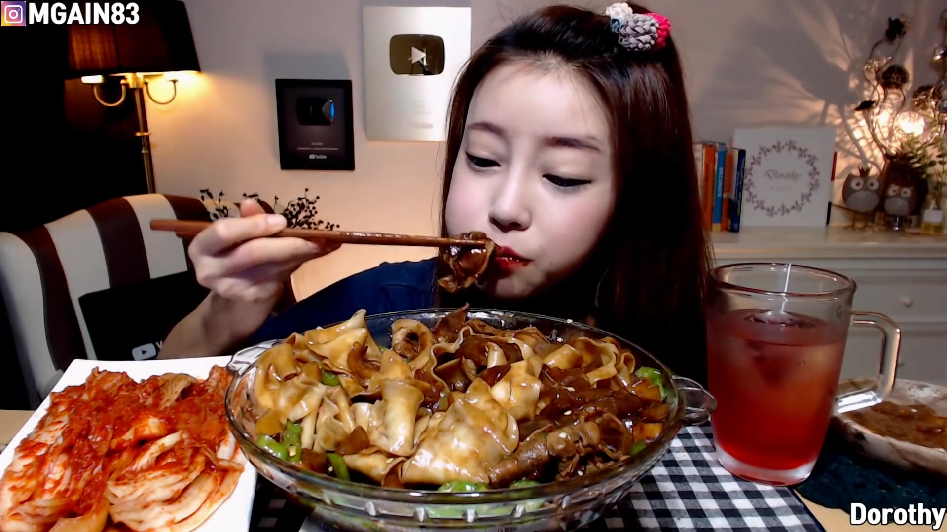 美女吃货今天吃五花肉酱的大碗宽面韩式辣白菜喝的芙蓉茶