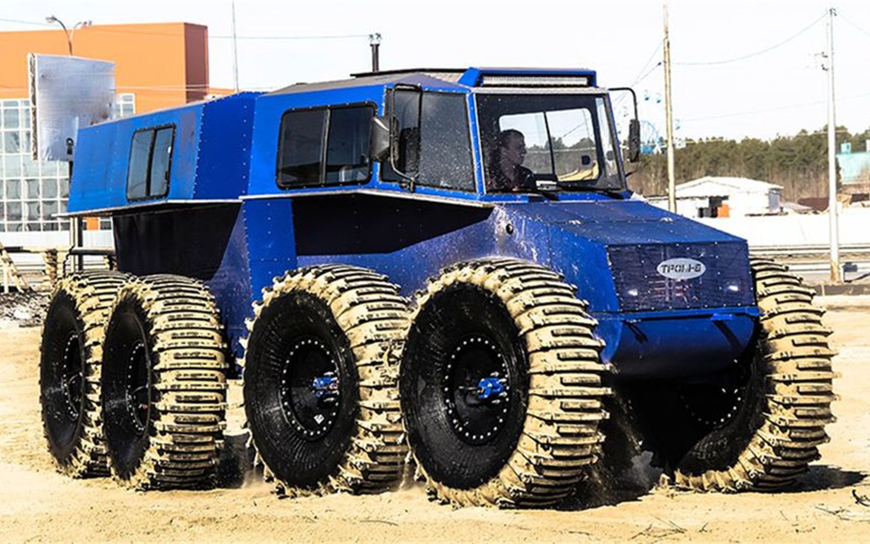 你知道吗?战斗民族的berkut 8全地形车,一次能乘坐9人和1吨货物