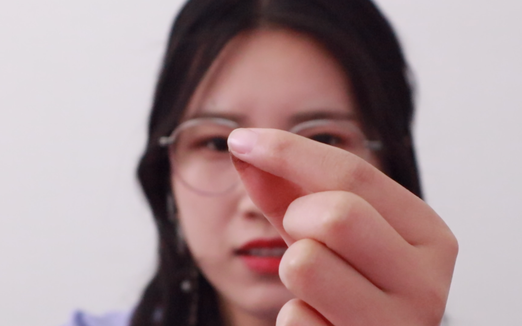 妹子手指搓一搓就能冒烟,像小仙女的"仙气"一样,感觉太神奇了