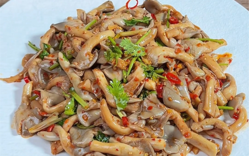 酸辣开胃的凉拌蘑菇来咯!夏日必备,好吃又低脂,做法简单,酸爽滑嫩.