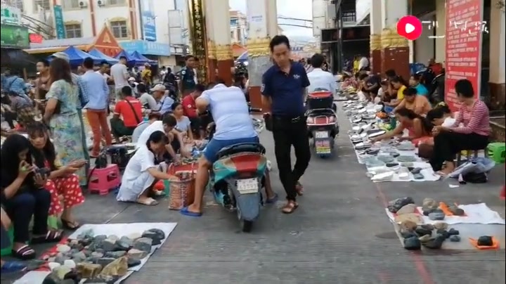 瑞丽最大的翡翠原石市场,晚饭过后德龙夜市走一波,没钱也要过过眼瘾!哔哩哔哩bilibili