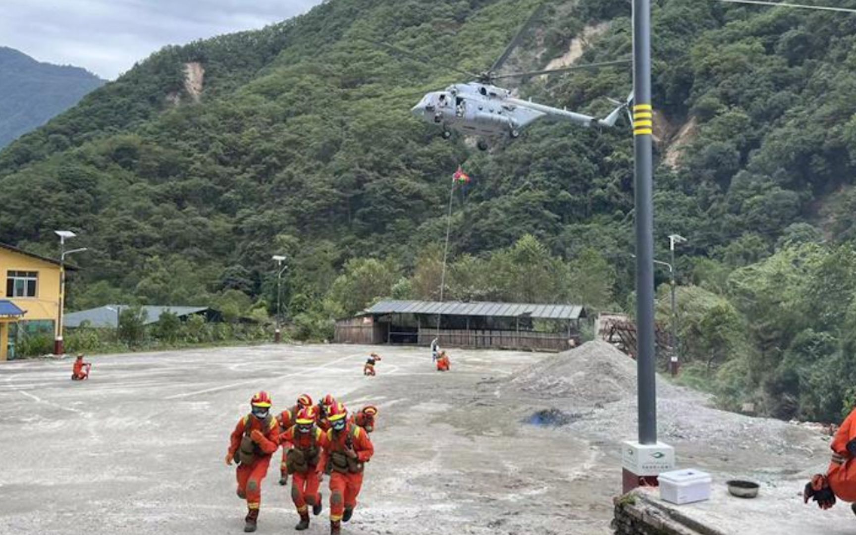 直击磨西镇共和村救援:救援人员搭溜索救人 无人机投送物资哔哩哔哩bilibili