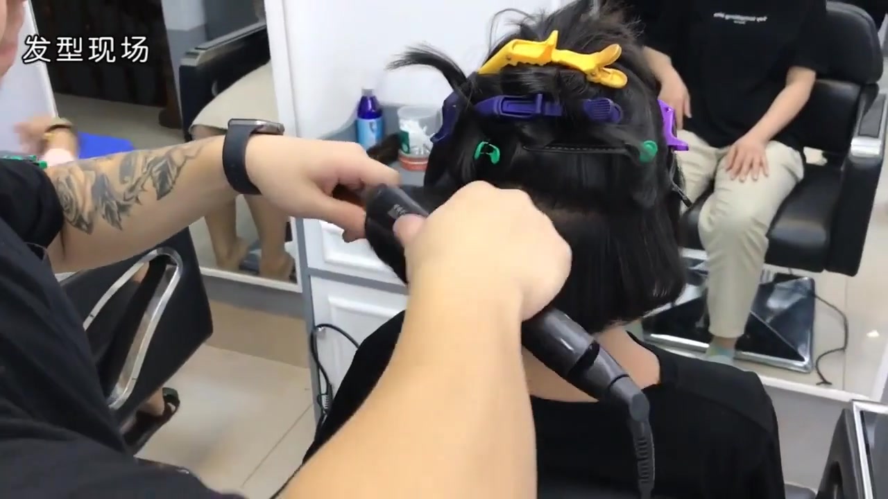 【发型设计】越来越多女生选择用夹板来烫头发,时尚显年轻,几乎适合