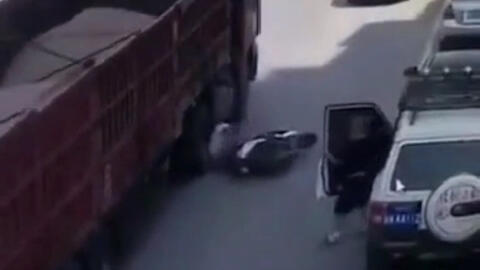 滴滴乘客开门杀 电瓶车美女被撞到卷入大货车底碾压身亡 责任如何划分 哔哩哔哩