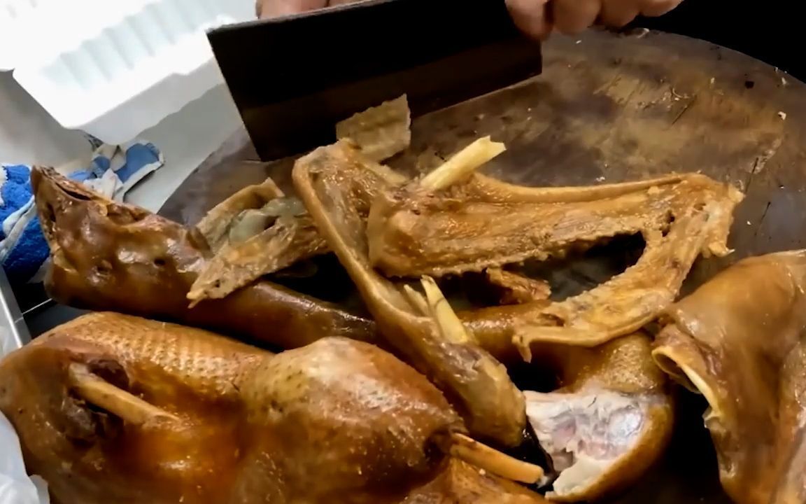 香港人吃卤味一点不含糊,潮汕卤水鹅到了香港后,瞬间吃出身价