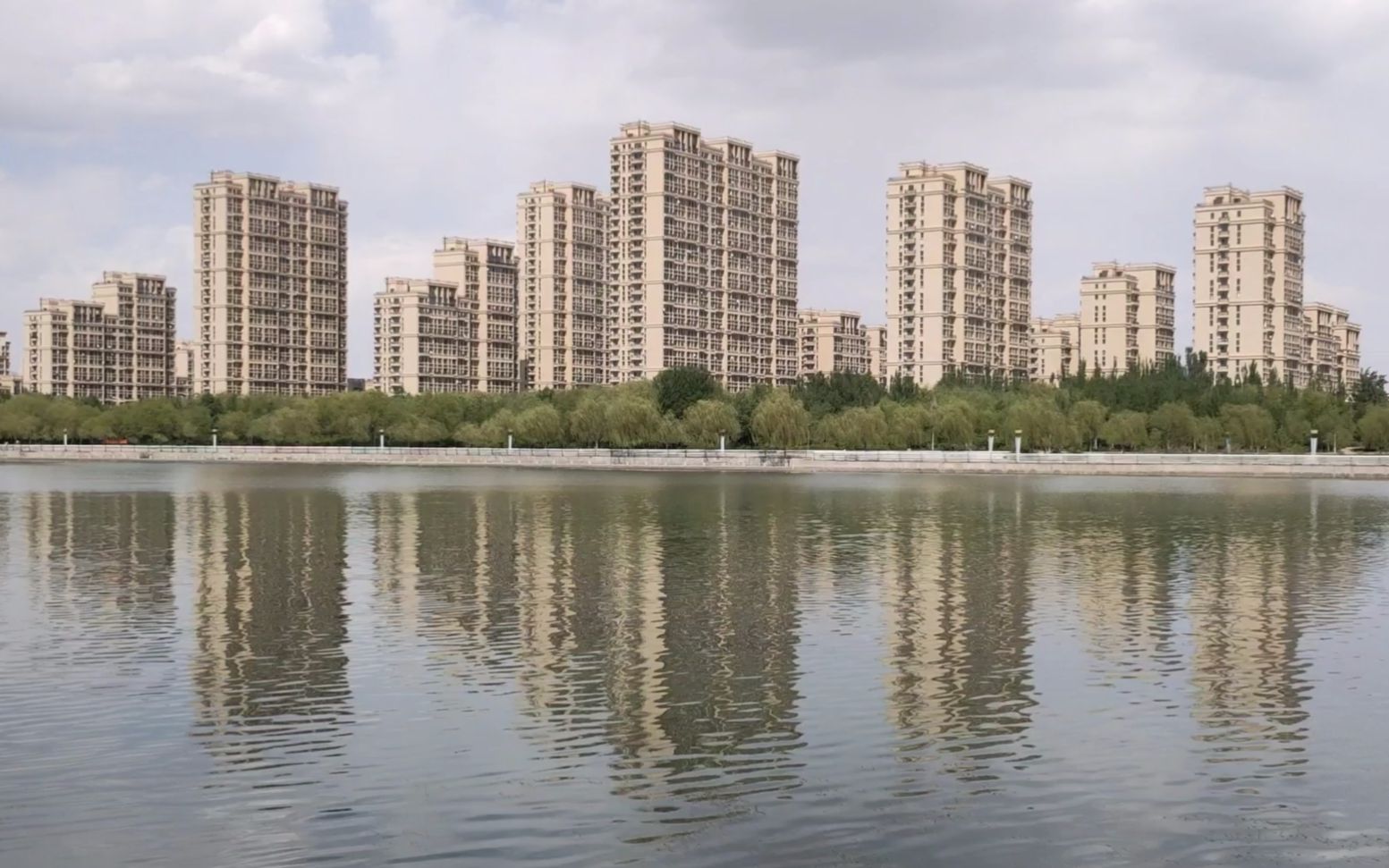 实拍内蒙古包头市昆都仑河国家湿地公园,这里风景真的是很不错_哔哩