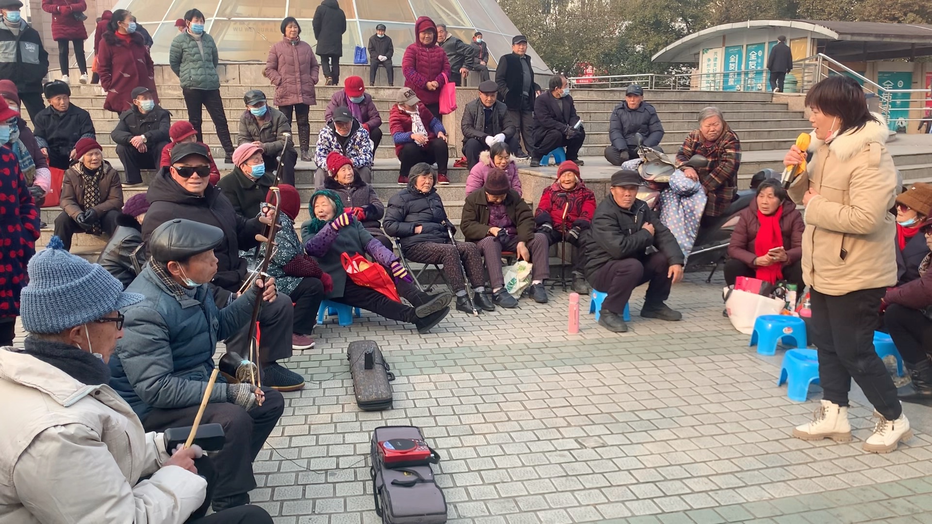 [图]庐剧《秦雪梅·艾玉服侍商林三个月，怀身孕》选段：无为市人民广场传统戏曲热闹一条街。