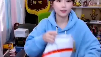 周淑怡过生日网友寄去会动的生日礼物，不敢拆快递袋直言怕封直播