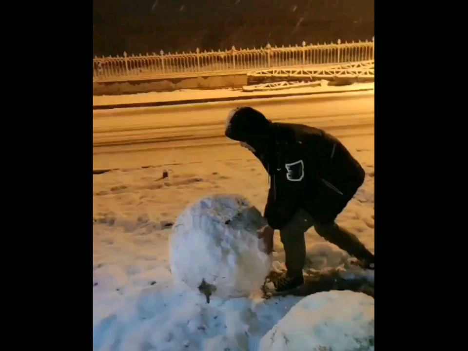 [图]你滚过这么大的雪球吗