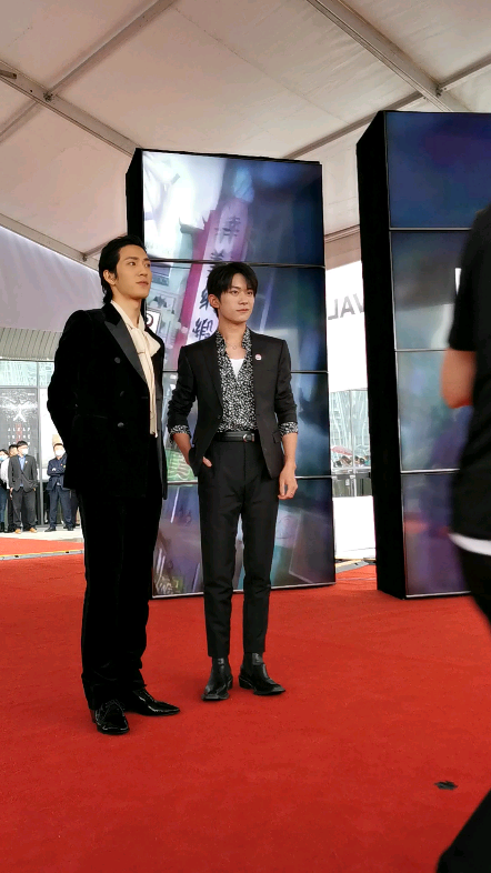 易烊千玺和井柏然与uled同框激动