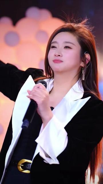 《朋友的酒》七彩传媒老板菲儿翻唱旗下主播伴舞 @菲儿 晚8:00直播