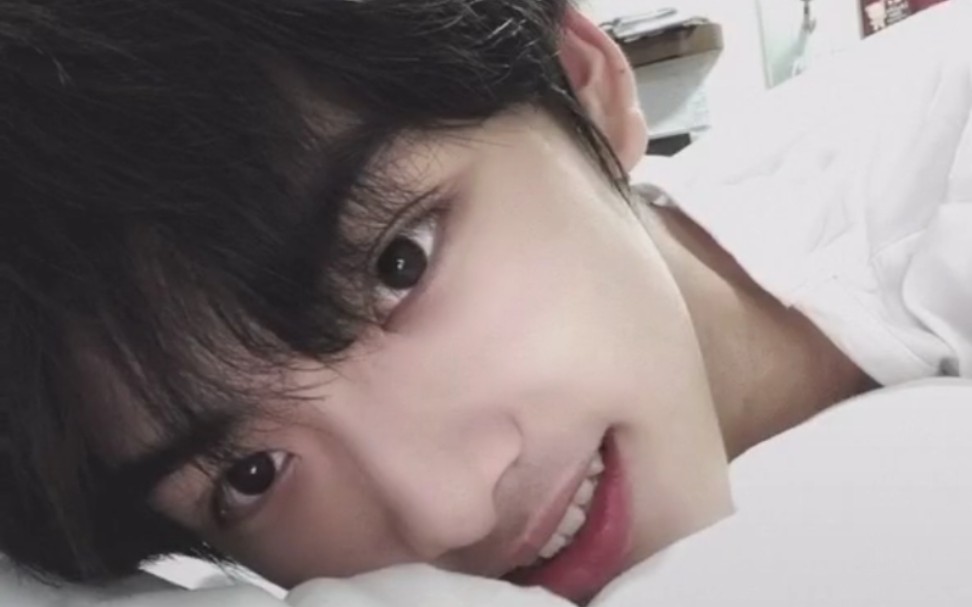 【帅哥】文艺宏纯颜混剪,来康康这个可盐可甜的小