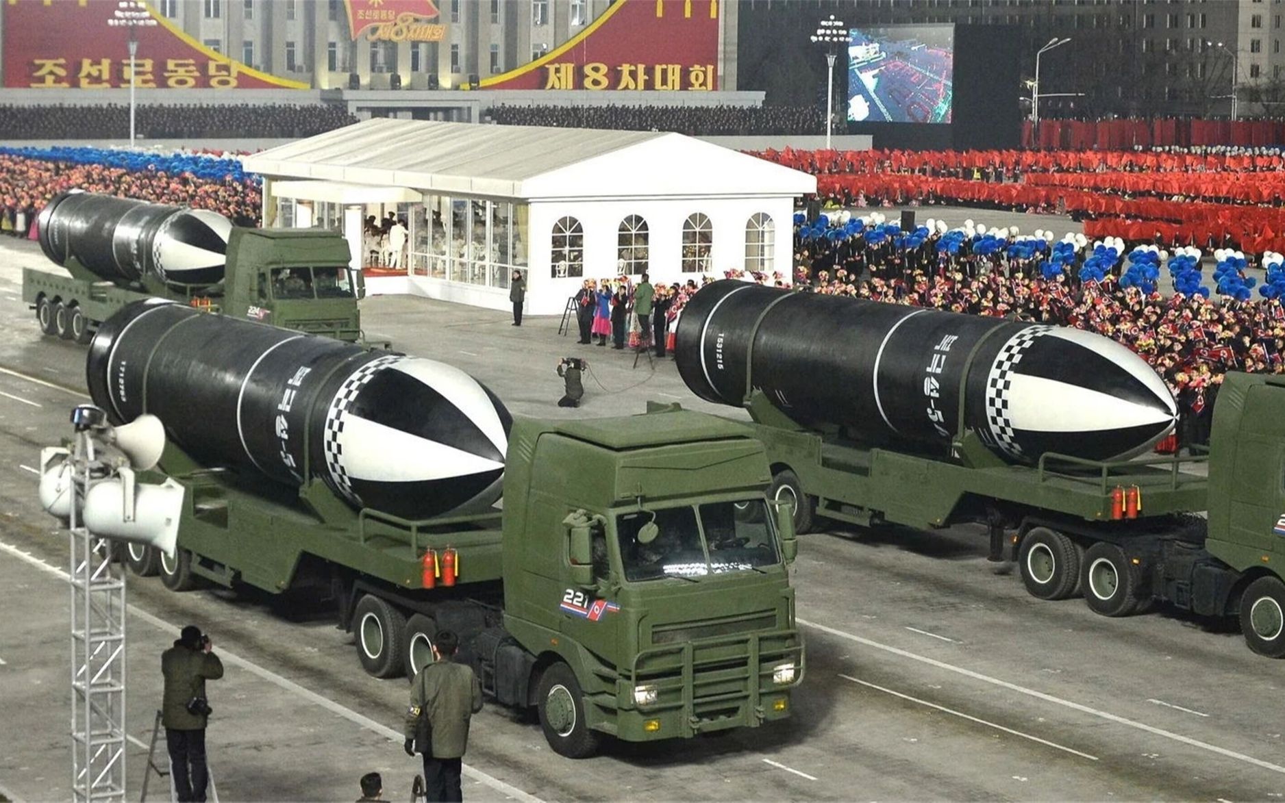 朝鲜夜间再阅兵 神秘导弹"北极星5"亮相