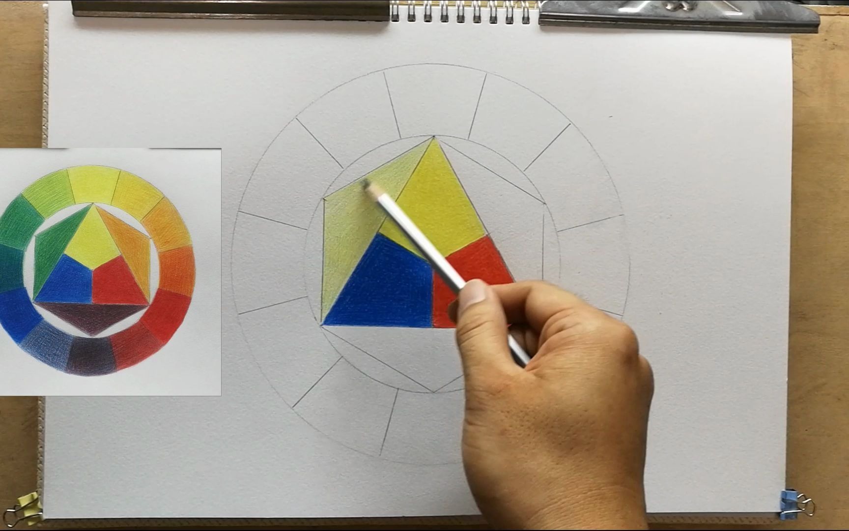 12色相环彩铅图片