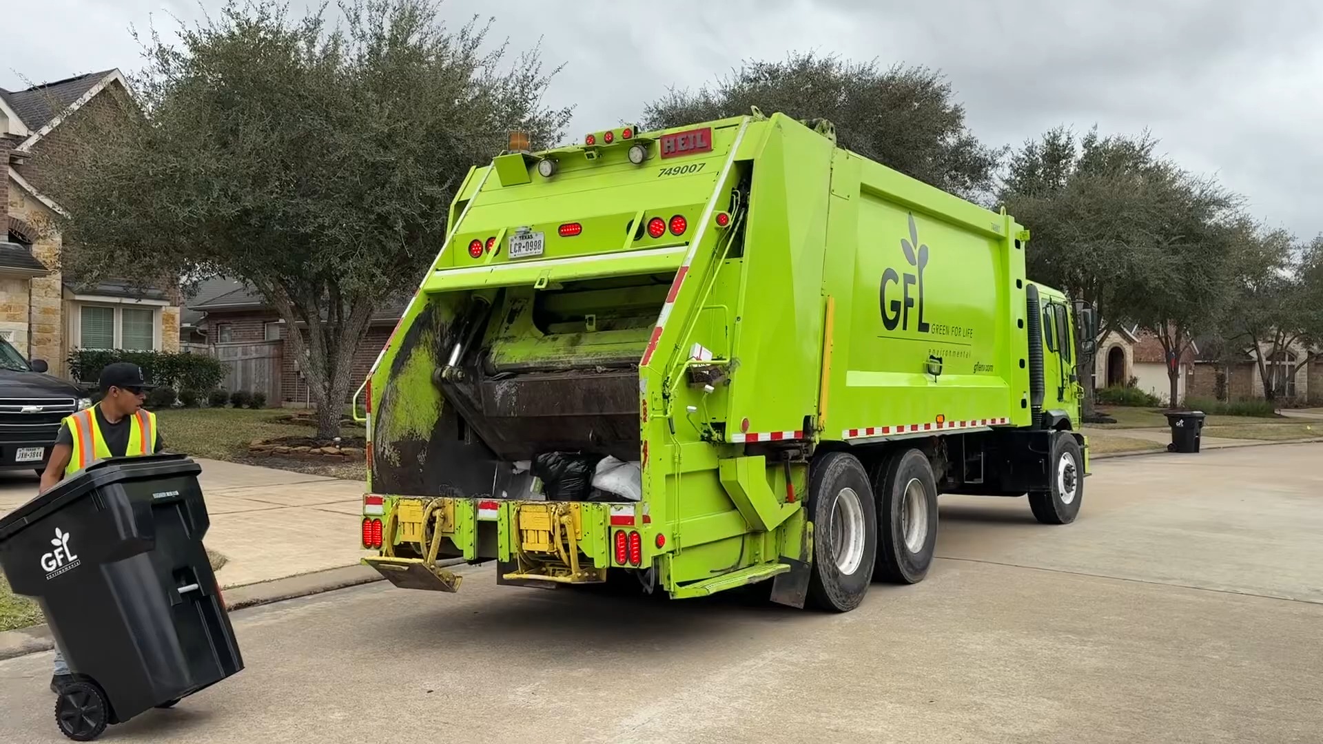 国外小绿垃圾车工作现场实拍