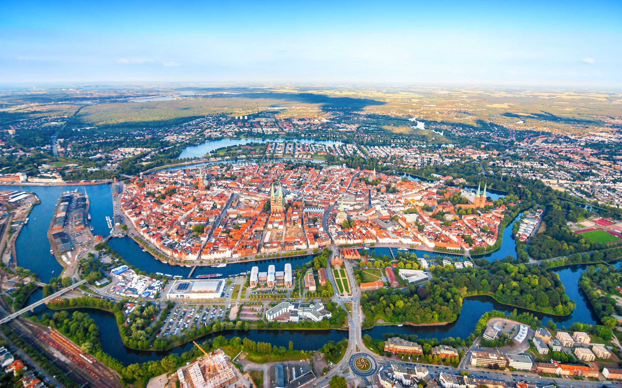 航拍吕贝克城市 河流中的岛