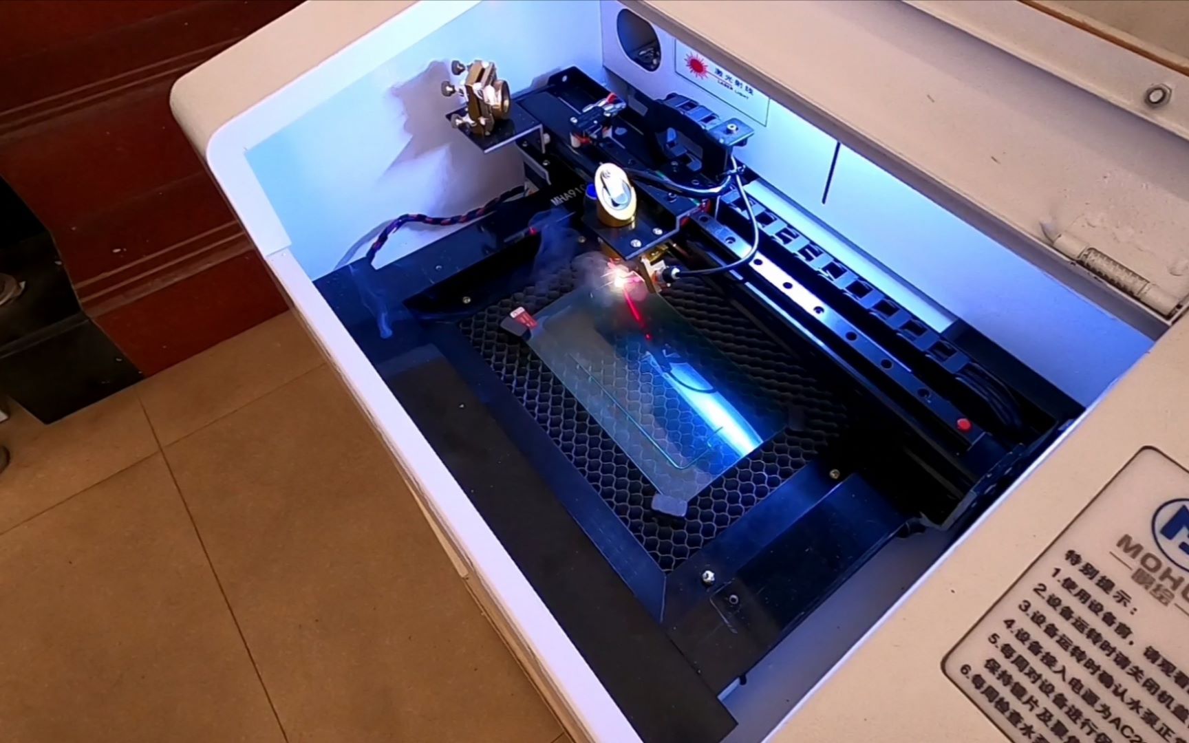 3千元购买激光手机贴膜机,这个贴膜高科技了,摆摊能发财吗?