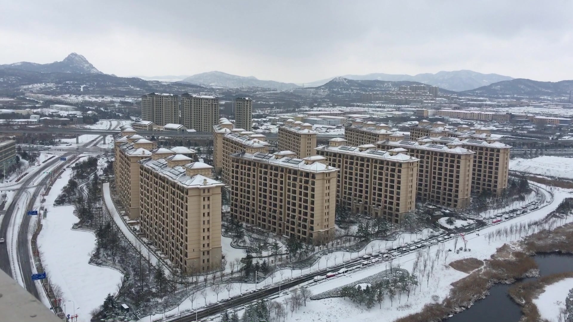 [图]青岛蓝谷下了今冬的第二场雪 下雪了来看雪 水和冷空气相爱相遇 我欢快地捡着它们撒下的喜糖 疫情过后蓝谷见