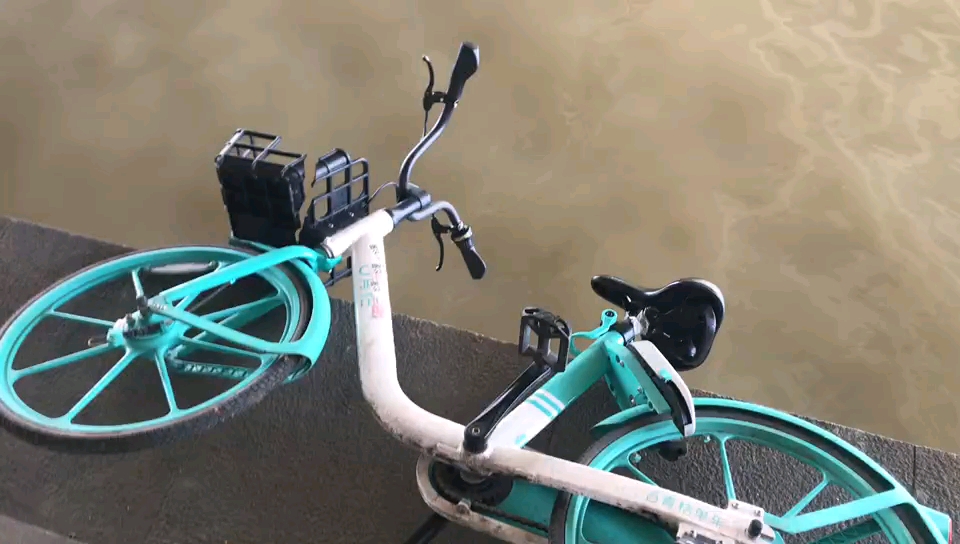 铁败刘宸曦把共享单车踢到珠江里面