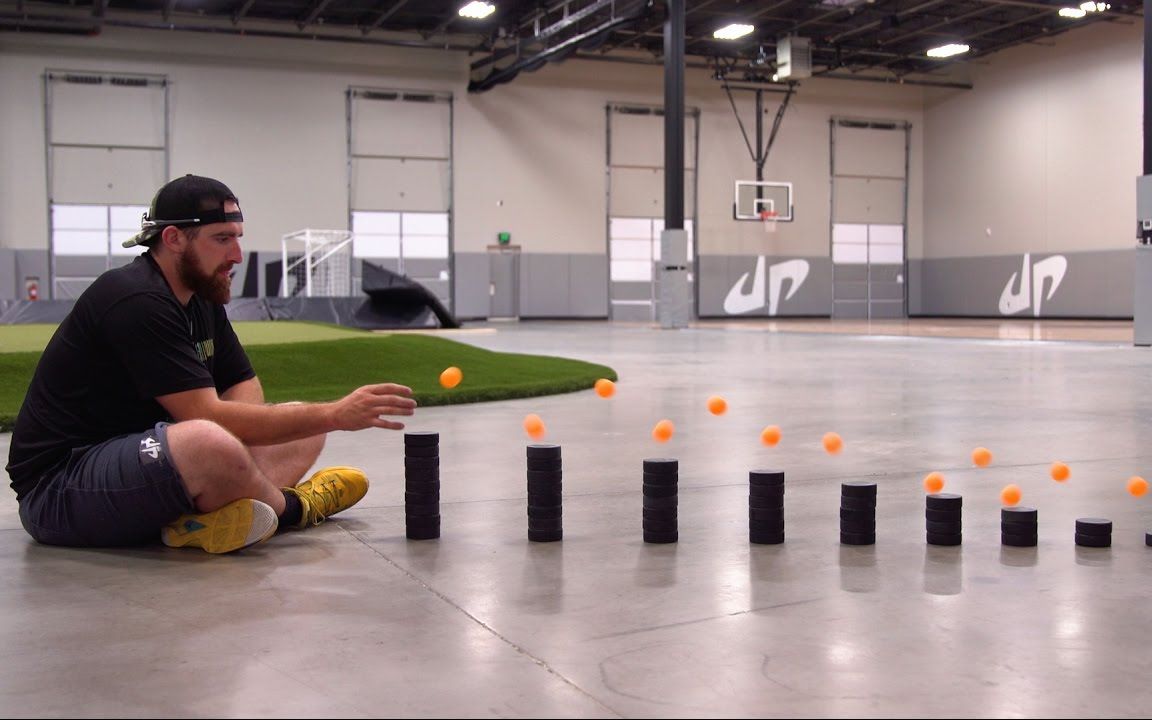 油管2亿5千万播放量的视频--乒乓球绝技3|dude perfect_哔哩哔哩 (゜