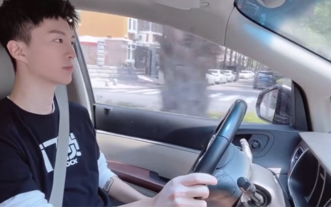 【范丞丞拿驾照啦!】闷身干大事带丞丞子!