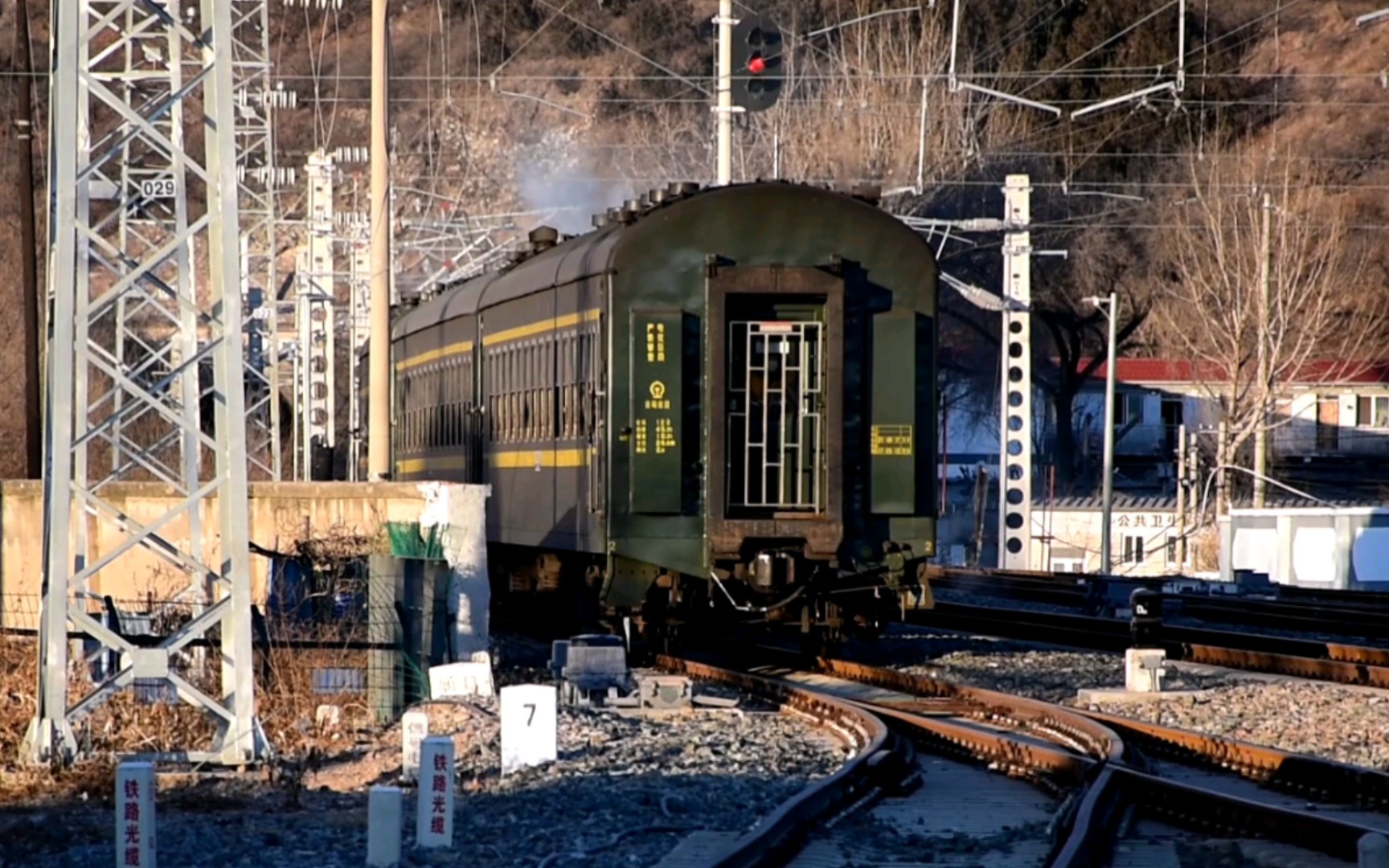 京局怀段df4c 5213牵引4471次始发车车底昌平北站转线作业_哔哩哔哩