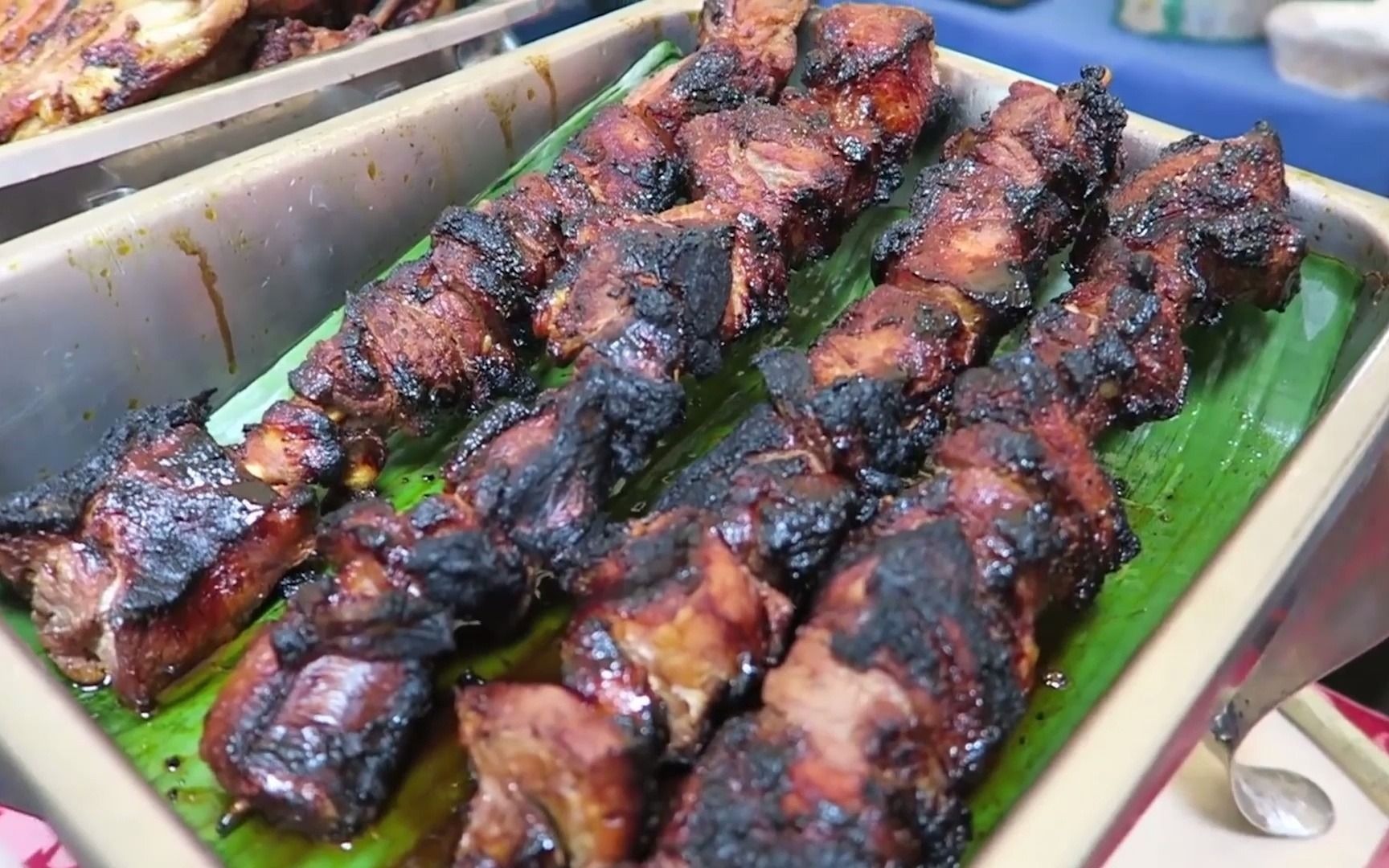 菲律宾街头烧烤,全都烤糊了真不知道怎么吐槽好