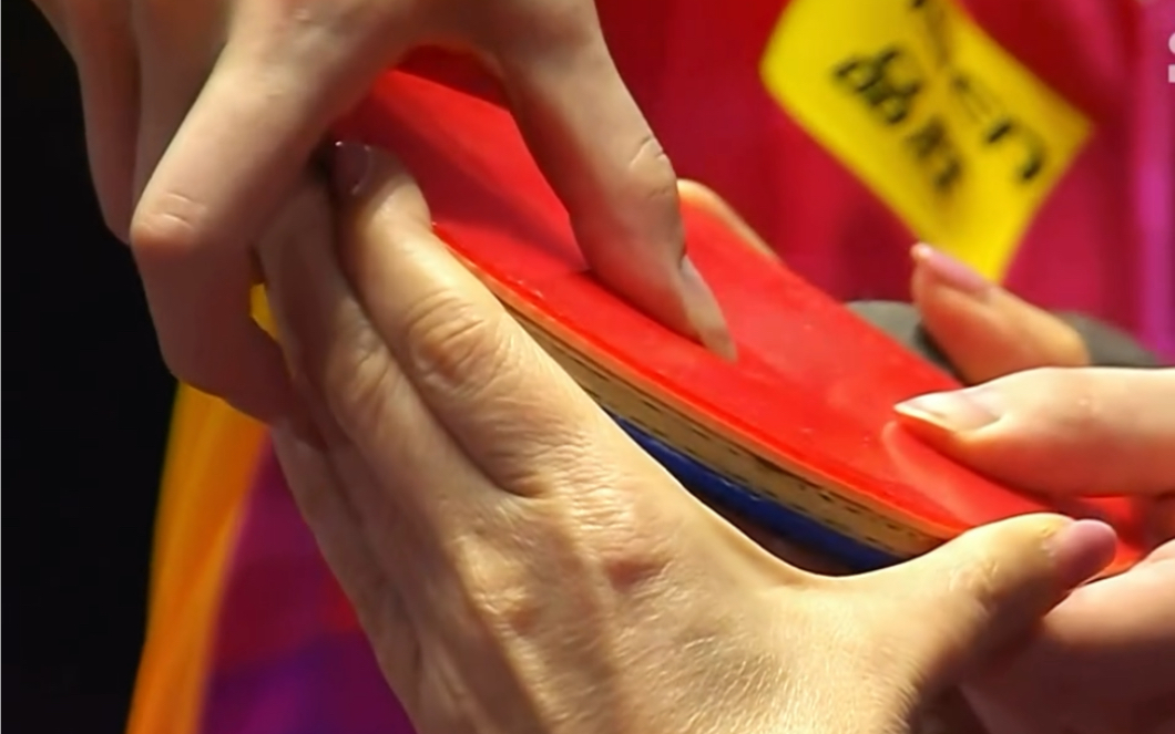 之后随时换了一个备用球拍 ~~~王楚钦比赛过程中 ,球拍胶皮起泡 ,幸好