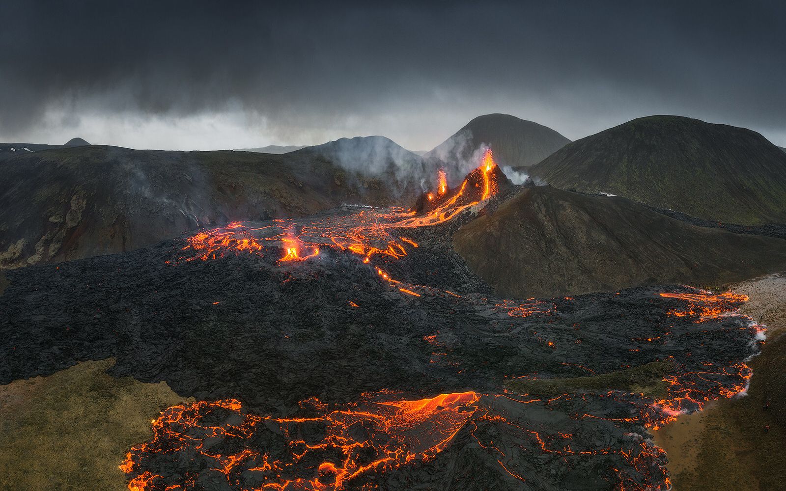 冰岛火山爆发近距离拍摄_哔哩哔哩_bilibili