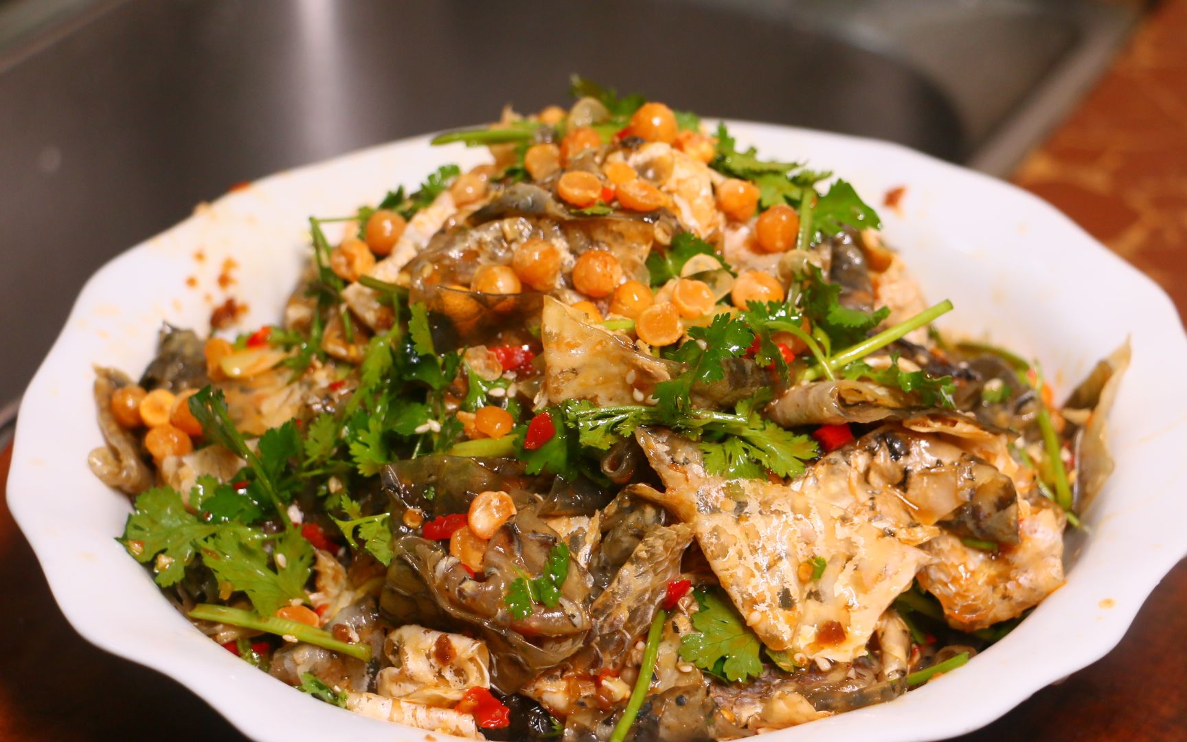 用做鱼生留下的鱼皮,做一道凉拌鱼皮,香辣q弹下饭爽