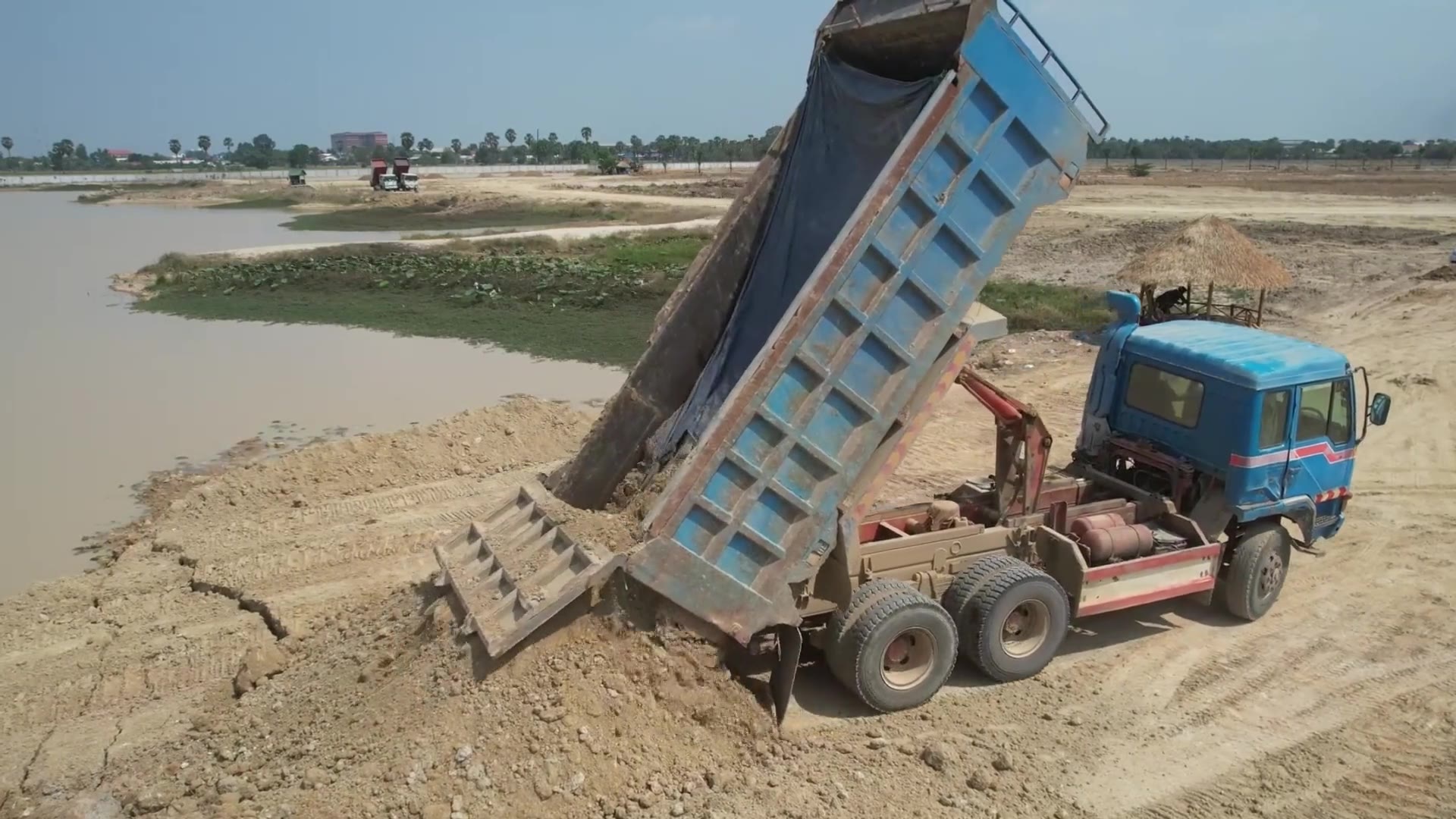 这个工地大家都可以挣到钱,推土机,工程车,干起活来都很卖力