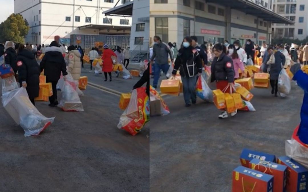 [图]食品厂发过年福利，员工手提肩扛，场面像是春运赶火车