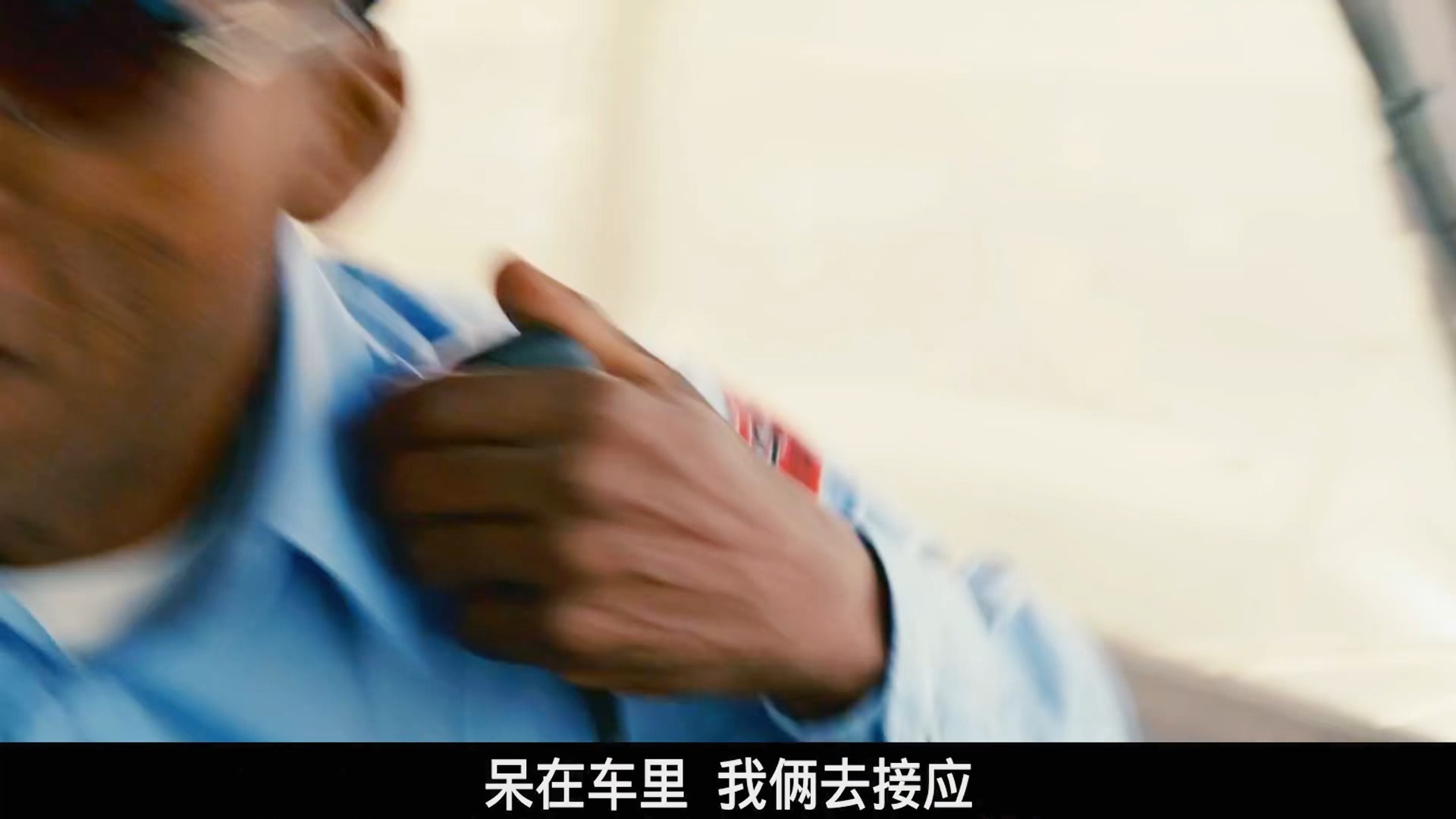 劫匪在公路上炸洞,巧妙劫走运钞车!