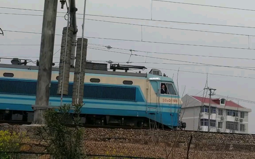 沪昆线沪杭段 上局沪段ss8 0196牵引k72次(重庆北-上海南)进松江站!