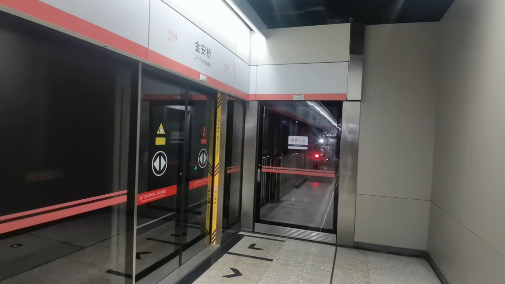 北京地铁11号线进金安桥站