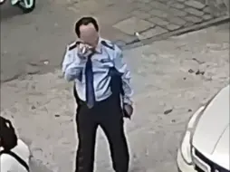 Tải video: 男子垃圾桶捡警服穿身上，配上玩具枪上街溜达过“警察瘾”被抓