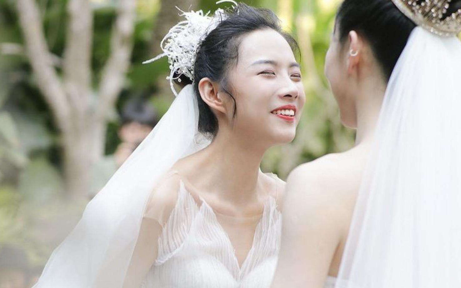 杨丽萍女徒弟水月和同性爱人结婚 婚礼现场甜蜜亲吻 祝福