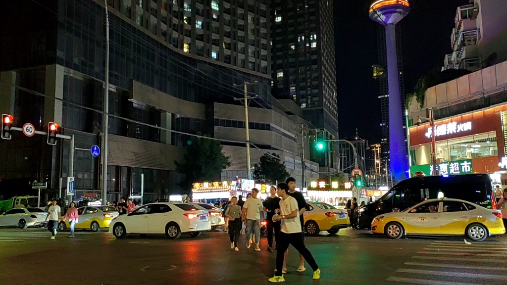 沈阳彩电塔夜市:热闹的街道与成堆的人群,再现东北繁华的景象!