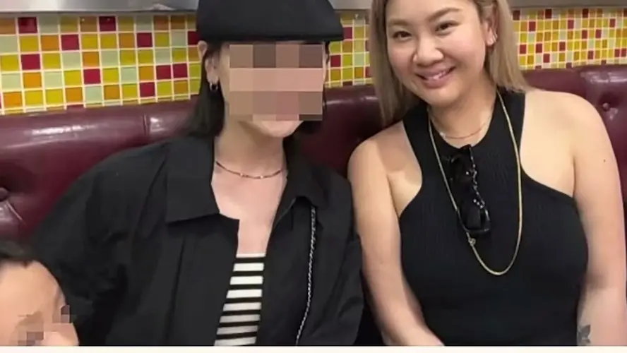 近日lucy和妈咪出席露西的微笑签售会，大赞因为自己靓女所以有好多fans 