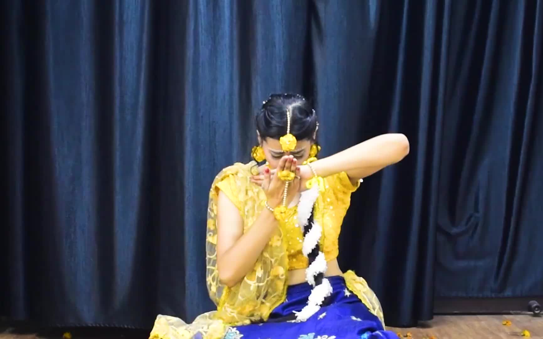 [图]Sitting Dance | Woh Kisna Hai| Janmashtami Special| Kashika Sisodia Choreography